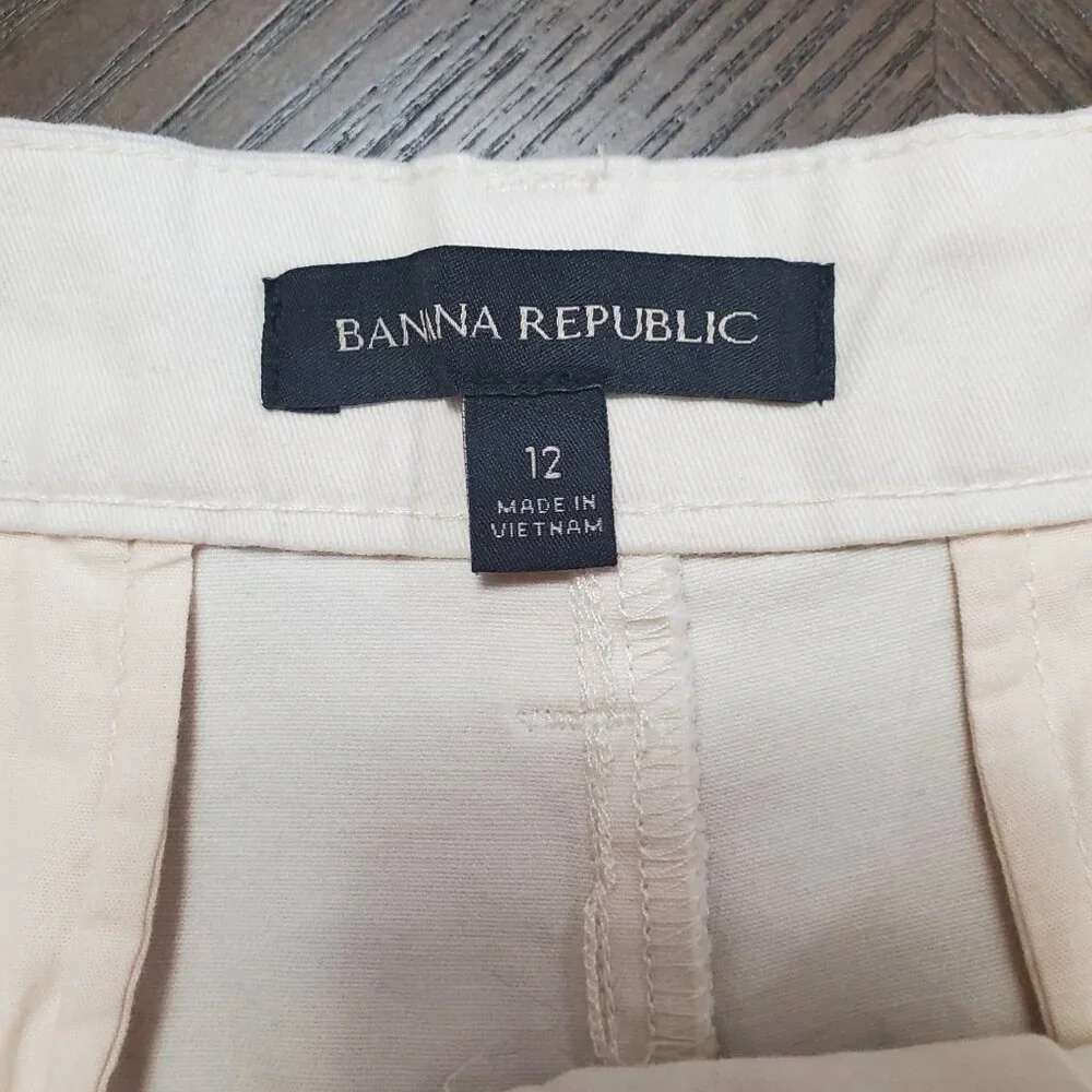 Banana Republic Pleat front tan Women's shorts size 12 New With Tags